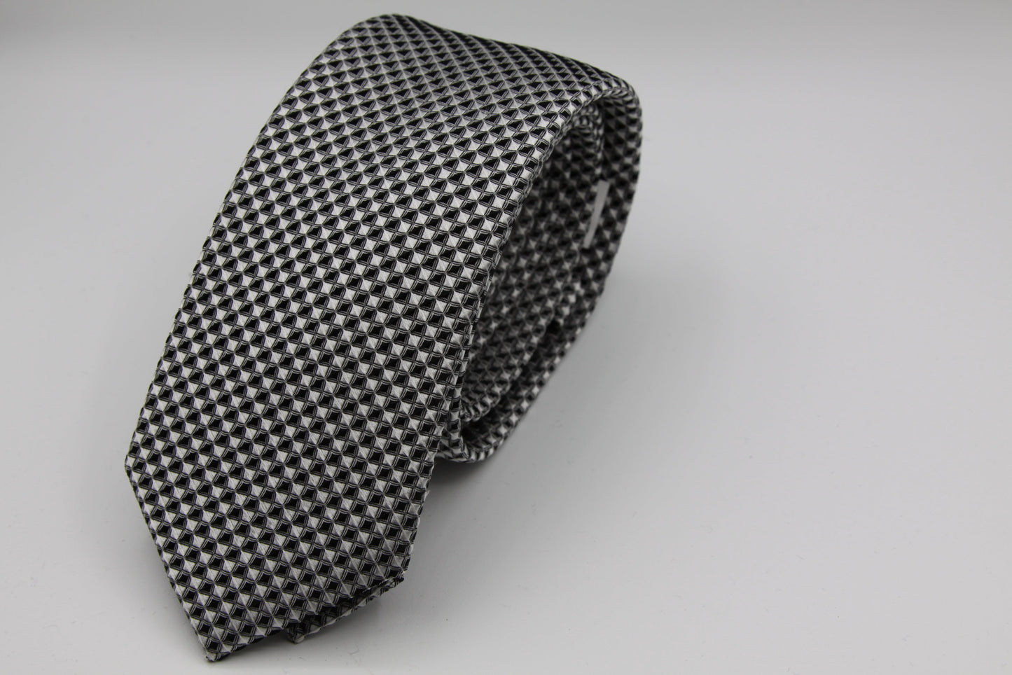 X12112  -  Black & White